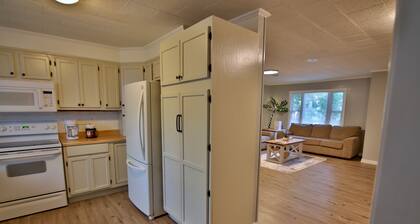Rock House Retreat - 2 miles from Spring River! Walking distance to restaurants!