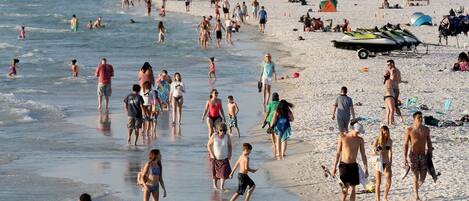 Una playa cerca, sillas reclinables de playa