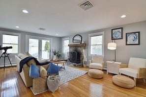 Smart TV, fireplace - Spacious, Comfy Colonial, minutes to Boston and highways (Milton)