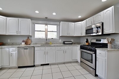 Spacious, Comfy Colonial, minutes to Boston and highways