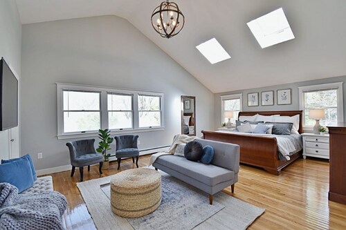 Spacious, Comfy Colonial, minutes to Boston and highways