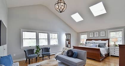 Spacious, Comfy Colonial, minutes to Boston and highways