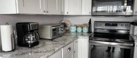 Køleskab, mikrobølgeovn, ovn, kogeplade