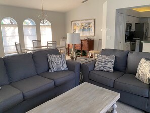 Smart TV, fireplace, DVD player, books - Hole 6 on Pinemoor Golf Course with two king suites (Rotonda West)