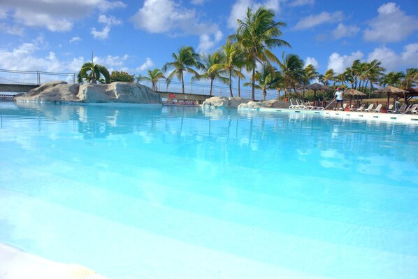 Una piscina al aire libre