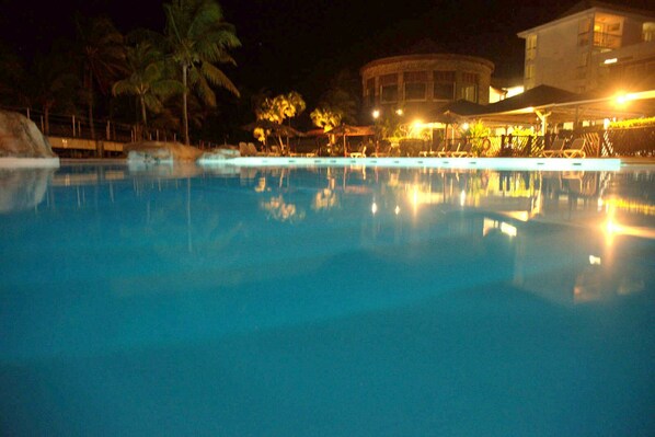 Una piscina al aire libre