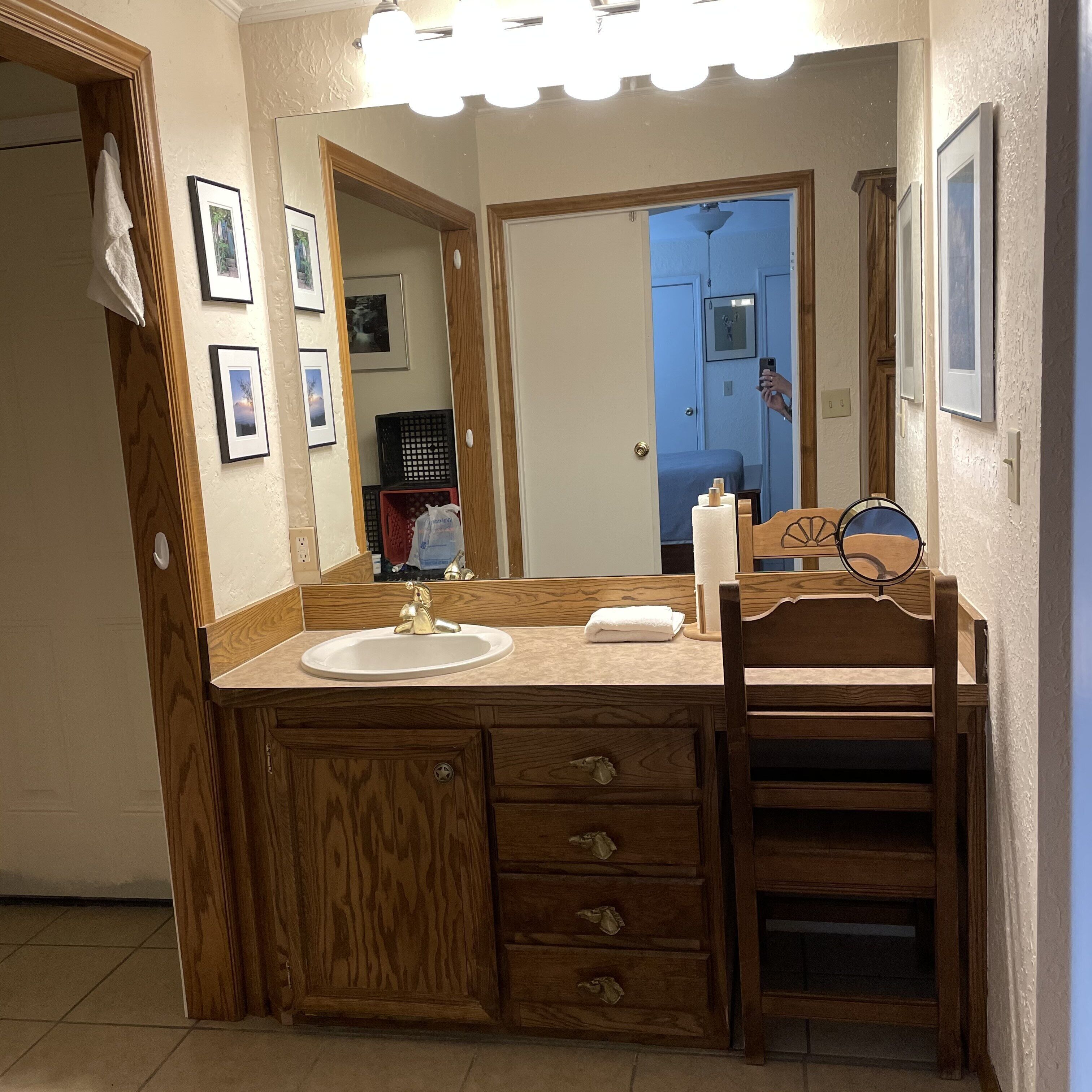 Duschwanne, Haartrockner, Handtücher, Seife