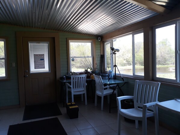 Dining - Country lake retreat with Pool and Boat Dock!
Cozy + food/attractions nearby! (Checotah)