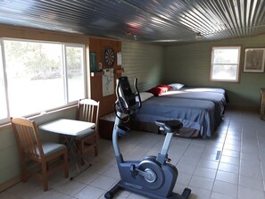 3 bedrooms, desk, iron/ironing board, WiFi - Country lake retreat with Pool and Boat Dock!
Cozy + food/attractions nearby! (Checotah)