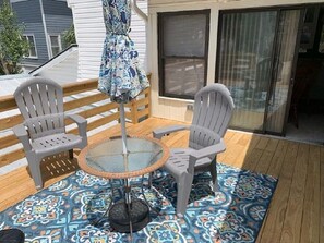Outdoor dining -  Elevated Apt steps from beach. Furnished Parking Utilities, TV Internet Include (Tybee Island)