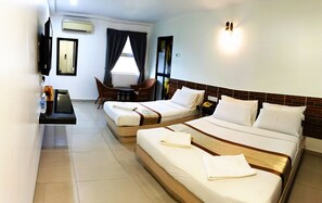 Basic Triple Room | Free WiFi - Hotel Time Melaka (Malacca City)