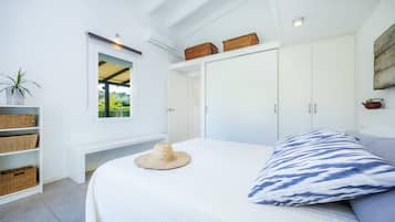 2 bedrooms, iron/ironing board, free WiFi, bed sheets