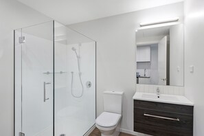Shower, hair dryer, towels - Wyndham Garden Christchurch Kilmore Street (Christchurch)