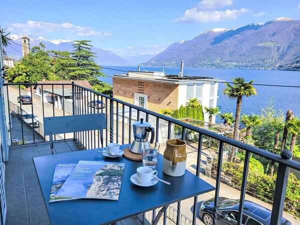 Outdoor dining - Cosy apartment for 4 people with WIFI, TV, terrace and panoramic view (Piodina)