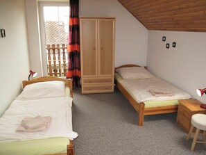 2 bedrooms, travel crib, free WiFi