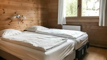 3 bedrooms, travel cot, free WiFi, bed sheets