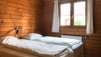 2 Schlafzimmer, Reisekinderbett, kostenloses WLAN, Bettwäsche