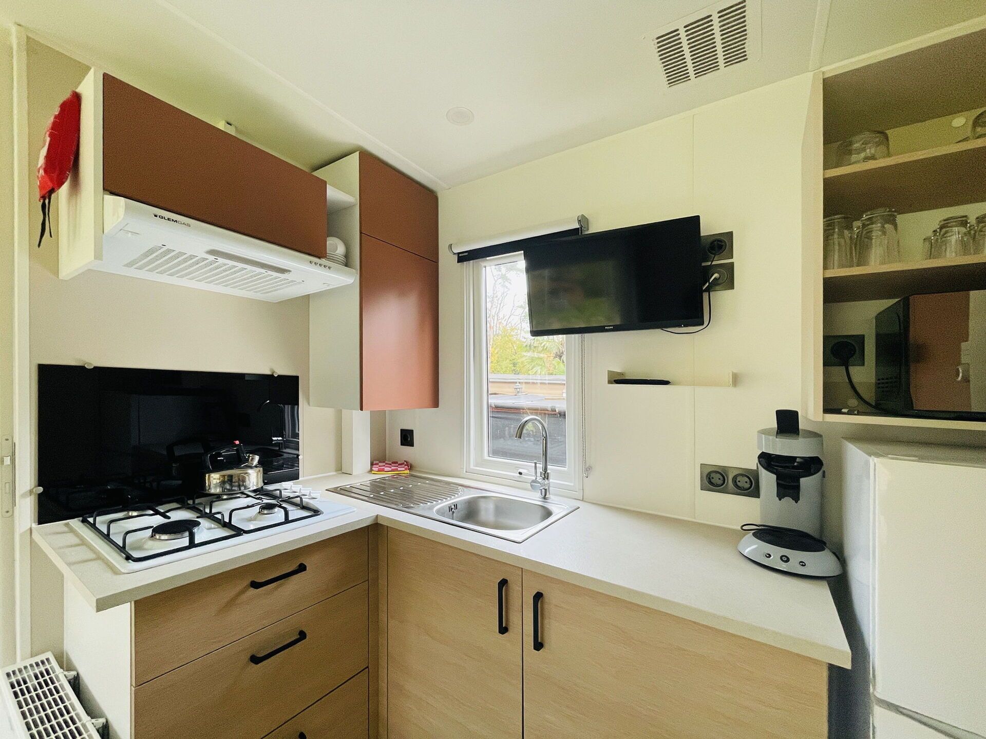 Mikrovågsugn, barnstol och matbord