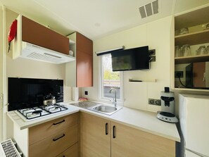 Mikrowelle, Hochstuhl, Esstisch