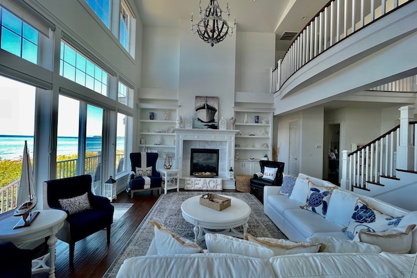 Smart TV, chimenea, libros