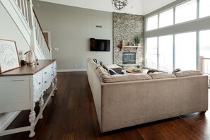 Een televisie en een open haard