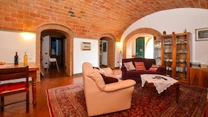A living room with a brick ceiling, a sofa, a table, and a cabinet. - Antinoro 1, Montelupo Fiorentino, Italy (Montelupo Fiorentino)