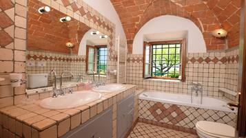 Combinazione doccia/vasca, asciugacapelli, bidet, asciugamani