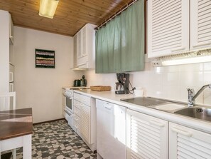 Refrigerador, microondas, lavavajillas, utensilios de cocina