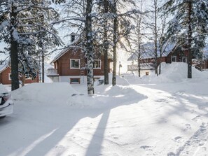 Un quartier résidentiel où le sol et les maisons sont recouverts de neige.