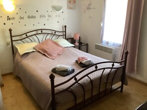 2 camere, una scrivania, ferro/asse da stiro, Wi-Fi gratuito