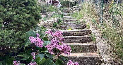 Maison calme dans village perches du parc du luberon vue imprenable sur vallée