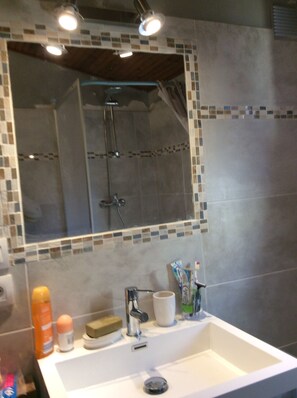 Dusche, Haartrockner, Bidet, Handtücher