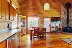 Fridge, microwave, oven, stovetop - Dog Friendly Riverfront Home with High-Speed WiFi, Central AC, & Fishing Dock (Blue Ridge)