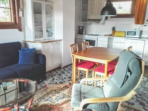 Kühlschrank, Mikrowelle, Geschirrspüler, Kochgeschirr/Geschirr/Besteck