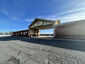 Front of property - Circle Motel Lodge (South Amboy)
