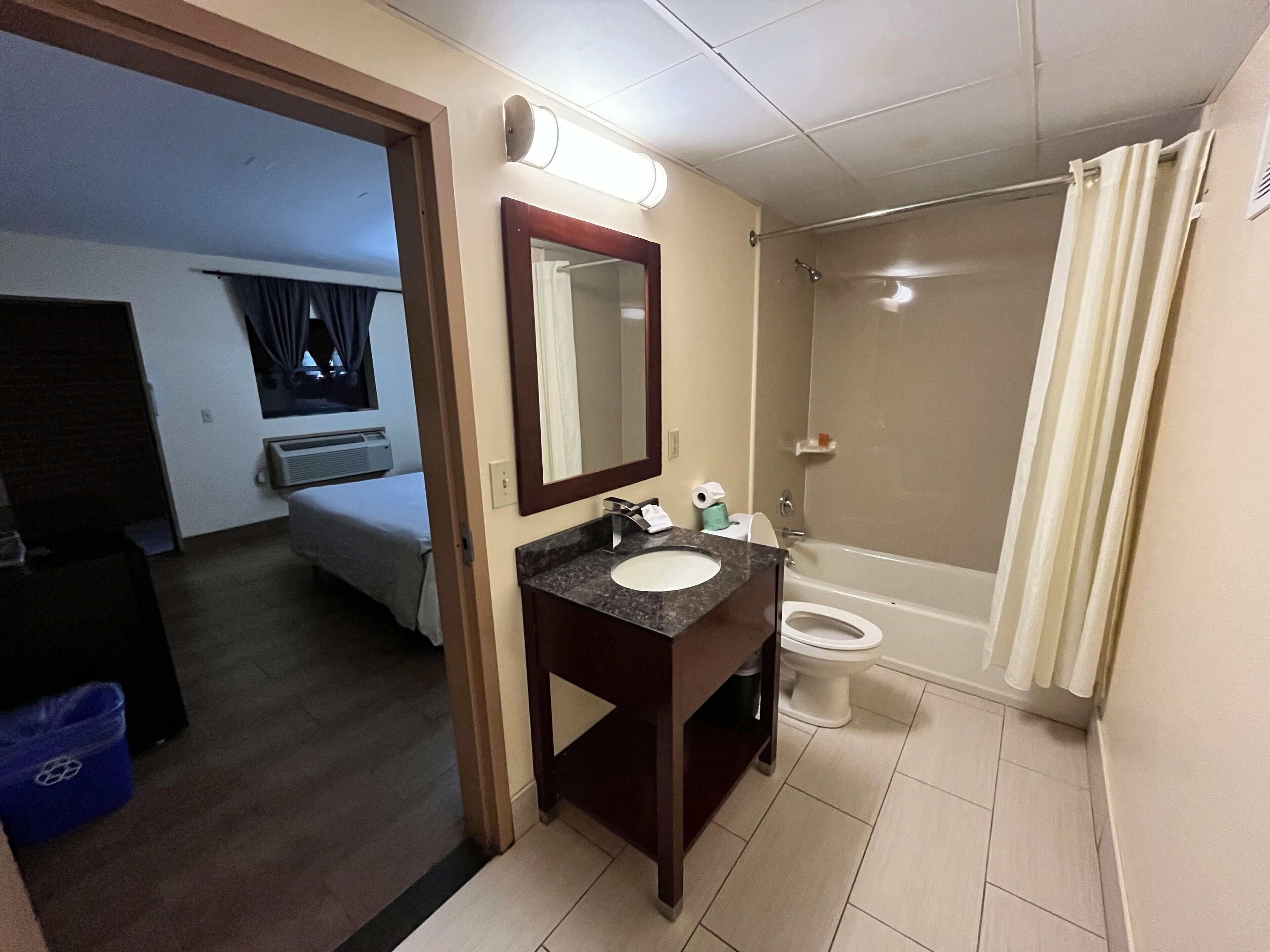 Ein Badezimmer mit Dusche, Toilette und Waschbecken.