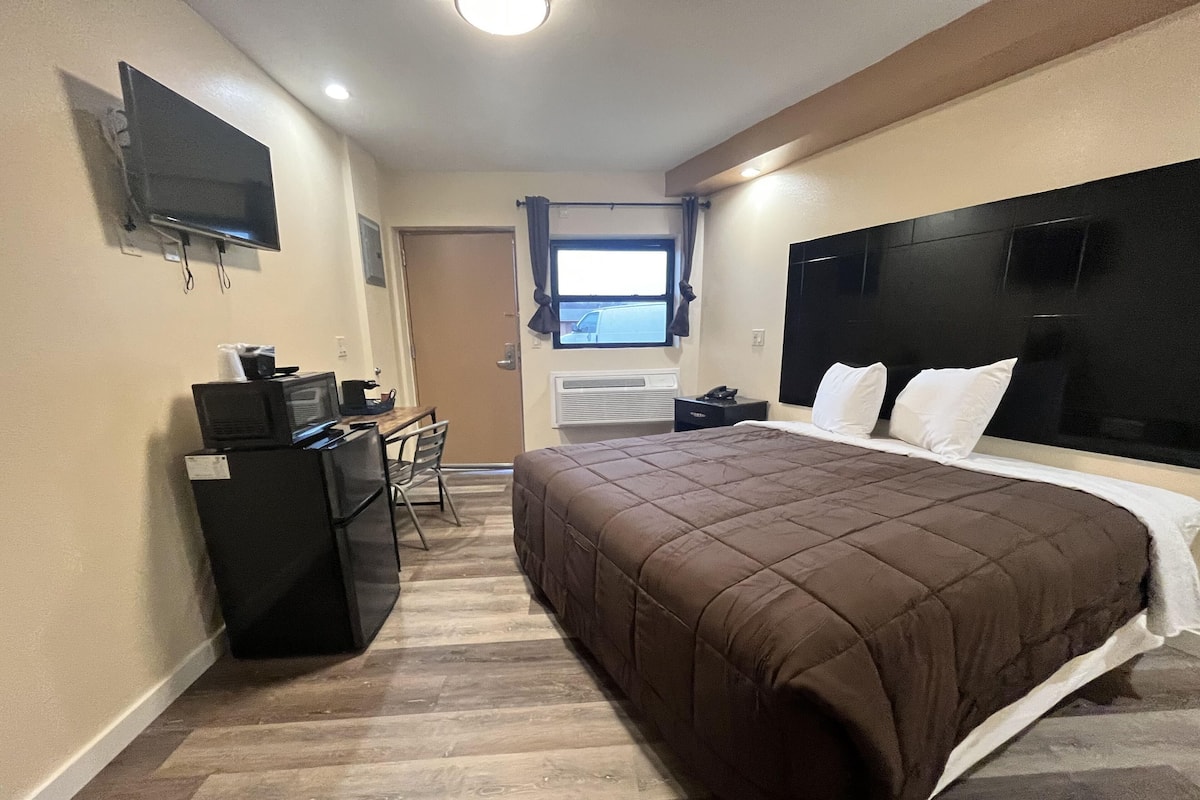 Deluxe Single Room (vinyl) | Premium bedding, down comforters, individually decorated