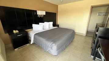 Standard Room, 1 King Bed (Tile) | Premium bedding, down comforters, individually decorated