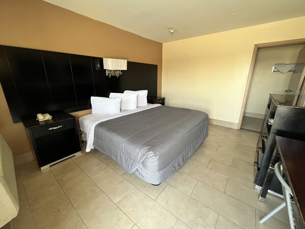 ห้องสแตนดาร์ด, เตียงคิงไซส์ 1 เตียง (Tile) | เครื่องนอนระดับพรีเมียม, ผ้านวมขนเป็ด, ห้องพักตกแต่งอย่างมีเอกลักษณ์