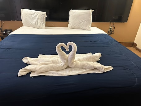 Quarto standard, 1 cama King (Tile) | Roupas de cama premium, edredons de pluma, individualmente decorados. Circle Motel Lodge