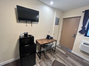 Deluxe Single Room (vinyl) | Premium bedding, down comforters, individually decorated - Circle Motel Lodge (South Amboy)