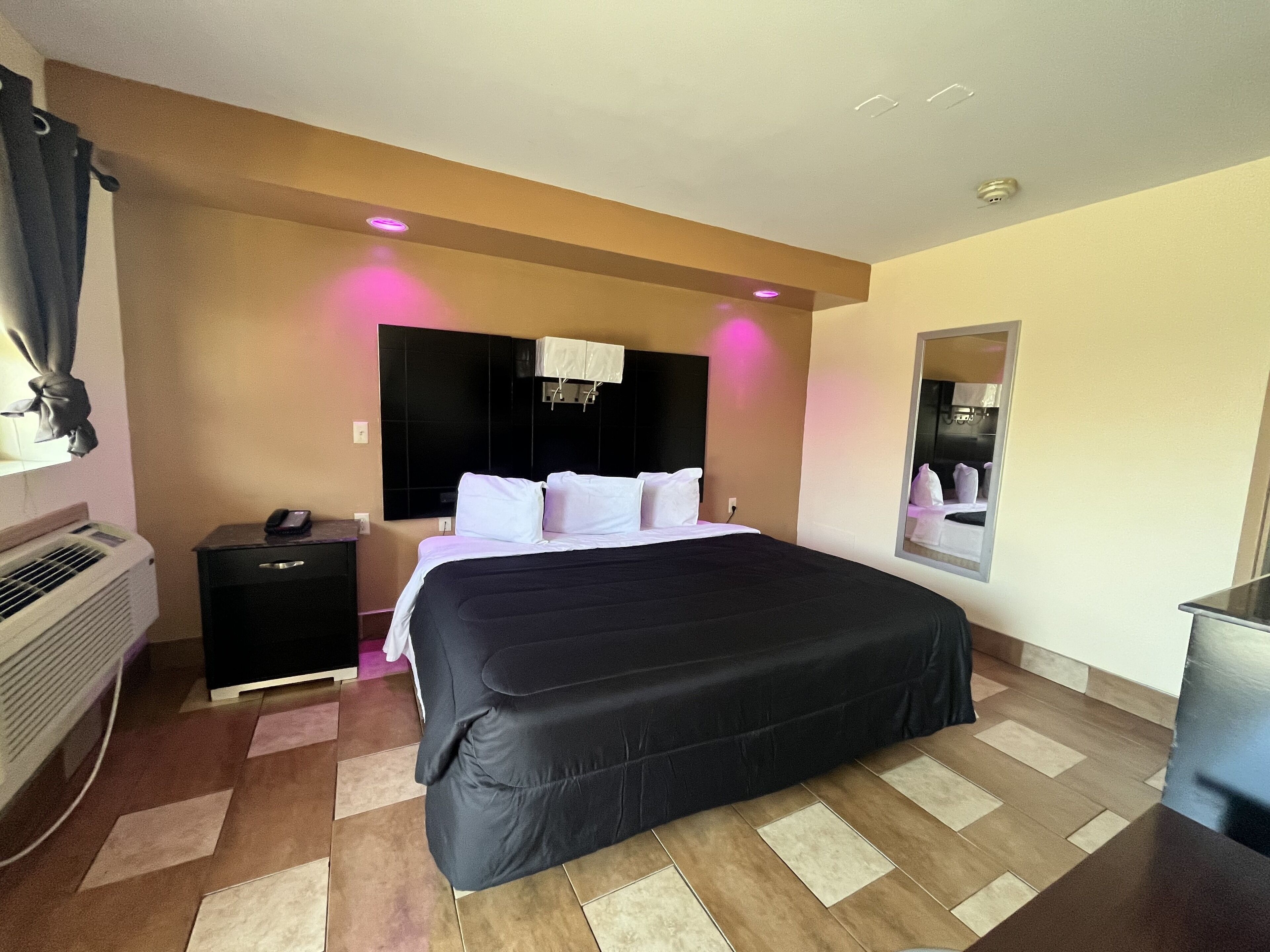 Standard Room, 1 King Bed (Tile) | Premium bedding, down comforters, individually decorated