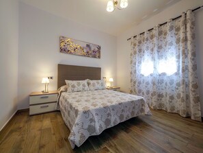 2 bedrooms, iron/ironing board, internet, bed sheets