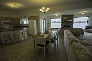 Interior - Waterfront property 25 min from Waterton (Hill Spring)