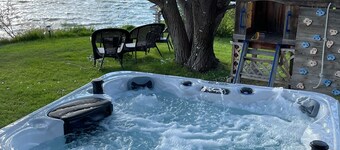 Waterfront property 25 min from Waterton