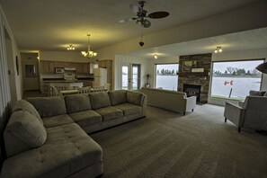 Smart TV, fireplace - Waterfront property 25 min from Waterton (Hill Spring)