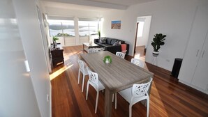 Un espacio habitable moderno con comedor, sofá y vistas al exterior.