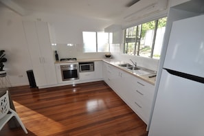 Refrigerador, microondas, horno, placa de cocina