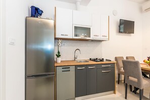 Fridge, microwave, stovetop, dishwasher