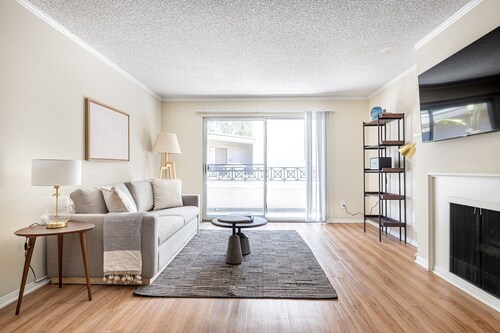 Classic Playa Del Rey 1BR w/ Pool, Gym, near beach & LAX, by Blueground